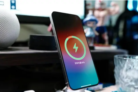 巴南苹果15换屏服务分享用什么充电器给iPhone15充电更好 